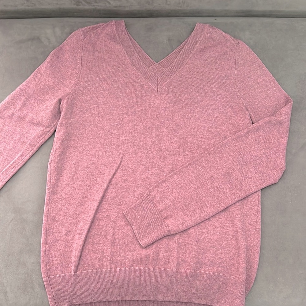 Front&back Vneck sweater,mauve/dusty rose, never worn,light wt (not summer)knit
